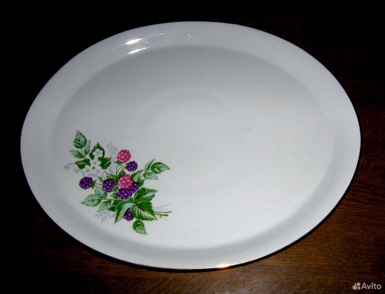 Сколько лет тарелке. Плоские сервировочные тарелки. Тарелка с салатом. Тарелка плоская. Тарелка широкая плоская.