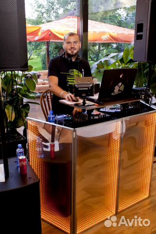 Диджей с оборудованием
