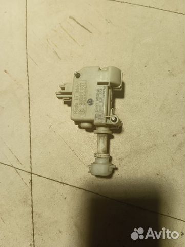 Замок лючка бензобака Фольксваген Гольф 5