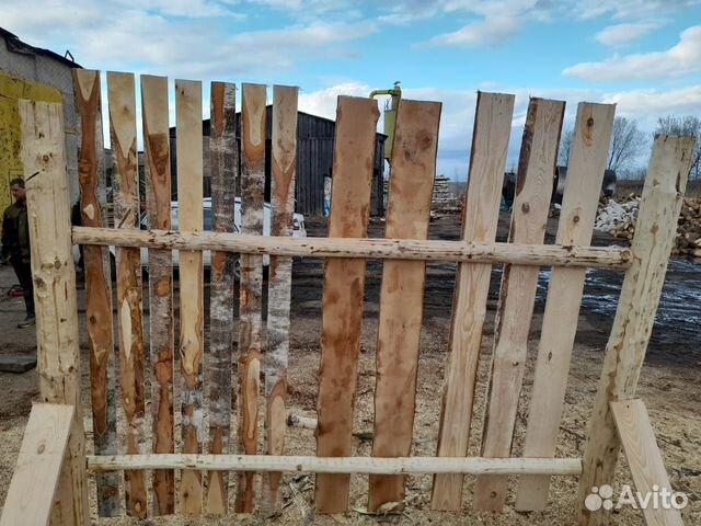 Деревянные забор, столбы, перекладины