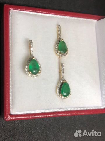 Серьги и кулон с изумрудами и бриллиантами Серьги и кулон с изумрудами и бриллиантами