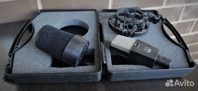Студийный конденсаторный микрофон AKG C414 Студийный конденсаторный микрофон AKG C414