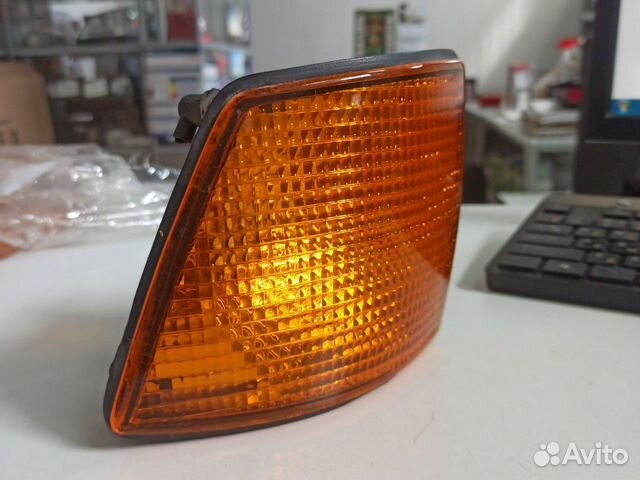 Поворотник правый BMW e32 7