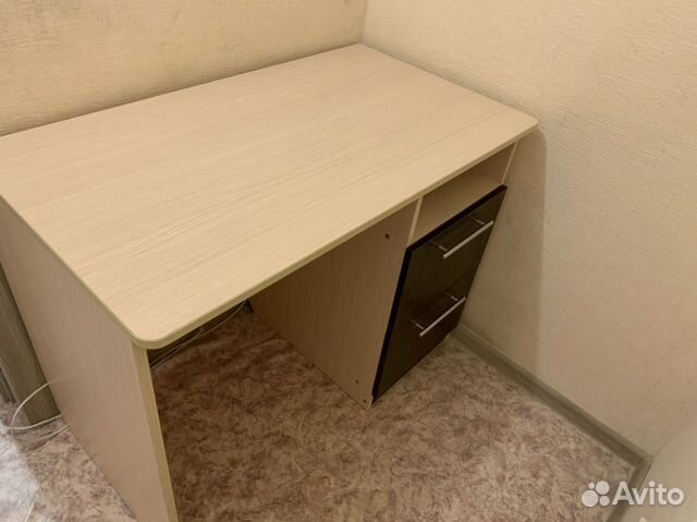 Стол с подвесной полкой