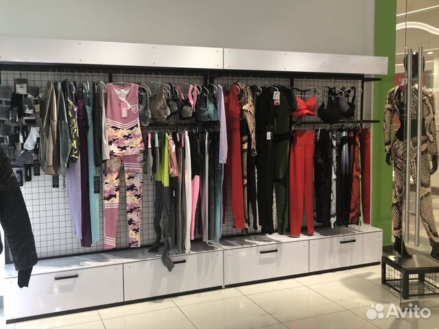 Стеллажи, освещение для магазина одежды