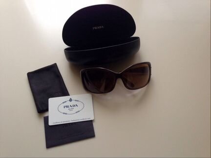 Стильные солнцезащитные очки Prada