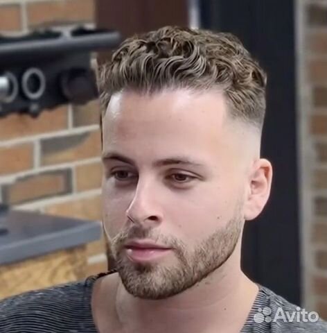 Красивая мужская стрижка у барбера