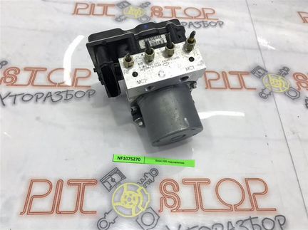 Блок ABS под капотом Nissan Fuga (Y50) 2004 - 2007