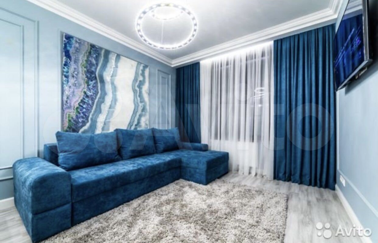гостиная в коричневых тонах с синим диваном