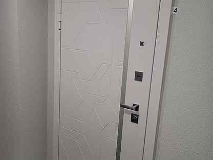 Дверь белая квартирная Лайн