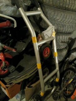 Алюминиевая лестница и багажник велосипеда