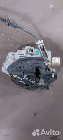 Замок двери задний левый на Volkswagen Passat B6