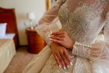 Свадебное платье со шлейфом пышное