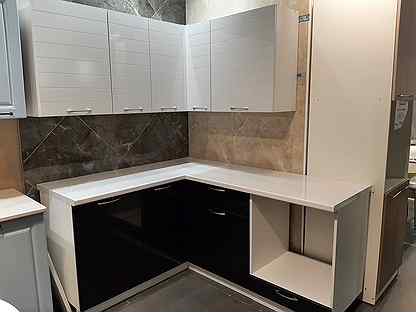 Кухонный гарнитур 1,5*1,8 м черно белый металлик