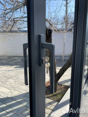 Дверь алюминиевая