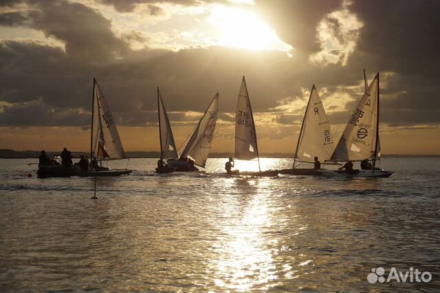 Обучение хождения на маленькой яхте - швертботе