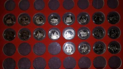 Банкноты мира-Статуэтки