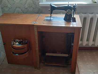 Антикварная швейная машина с ножным приводом