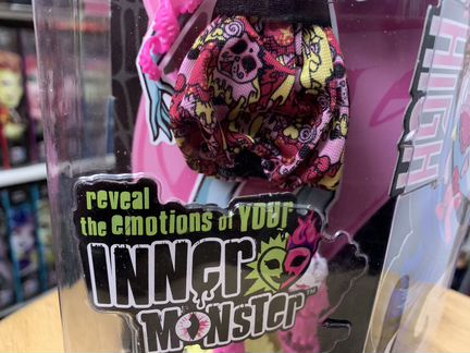 Спуки Суит монстры внутри М Хай аксы в коробке