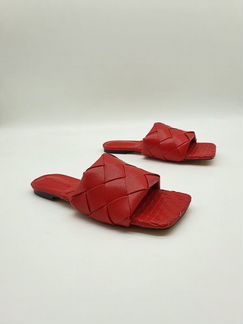 Шлепанцы bottega veneta крупное плетение красные
