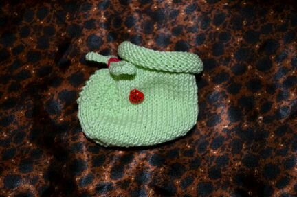 Вязаная шапочка и пинетки к ней