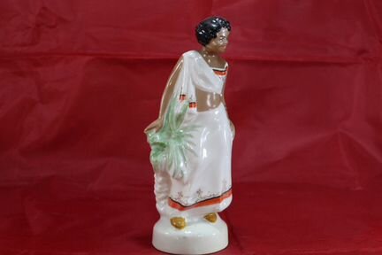 Статуэтка Африканка в праздничном наряде