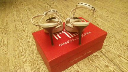 Босоножки новые кожаные