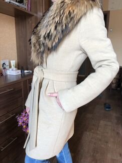 Пальто с натуральным мехом енота