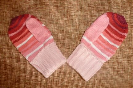 Шапка, варежки, манишка и свитерок