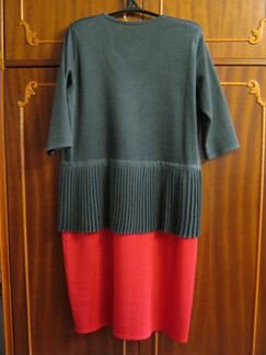 Трикотажное платье с баской