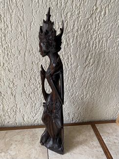 Деревянная статуэтка женщина с оленёнком