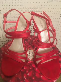 Красные босоножки на каблуке