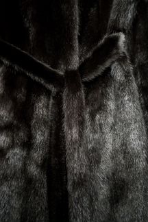 Норковая Шуба чёрная с тёплым капюшоном 42 размер