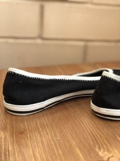 Балетки с ярким логотипом Lacoste