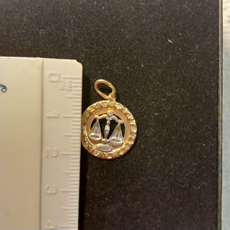 Золотая подвеска весы