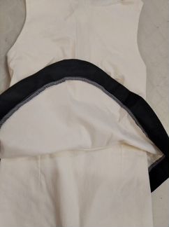 Молочное платье с баской новое