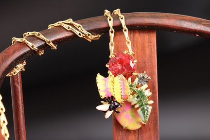 Кулон с цветами и мушкой Les Nereides Gucci