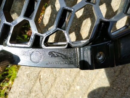 Решетка радиатора с хромом Jaguar F-Pace