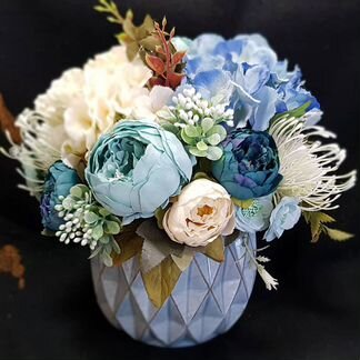 Интерьерная композиция из искусственных цветов