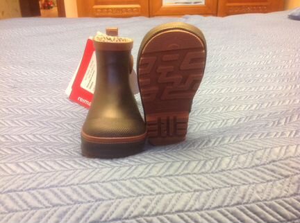 Продам новые резиновые сапоги Reima