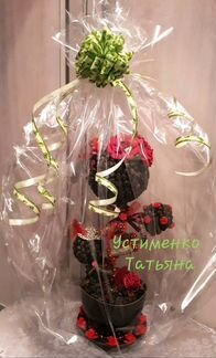 Топиарий кофейный с красными розами
