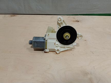 Мотор стеклоподъемника на Mercedes Benz W204 C204