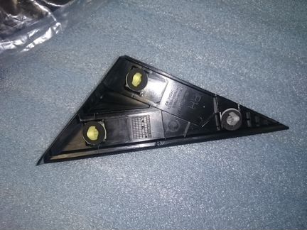 Уголок переднего зеркала правая Hyundai Solaris