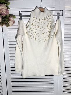 Свитер белый с бусинами и открытыми плечами