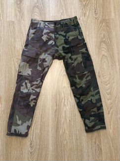 Камуфляжные брюки карго levis