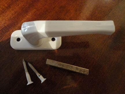 Ручка оконная белая, 2 винта новая