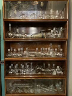 Лабораторная посуда, колбы