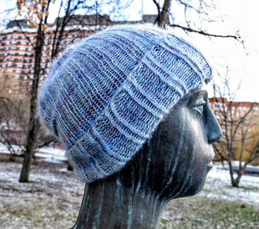 Мохеровая шапка ручной вязки